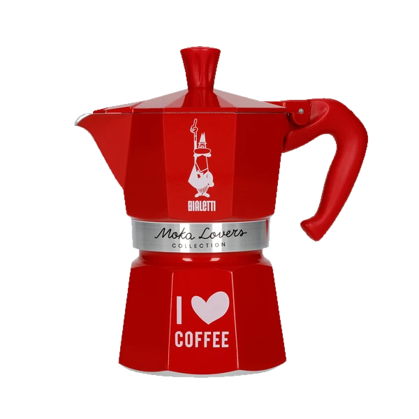 Czerwona kawiarka Bialetti Moka Express o pojemności 3 filiżanek, ozdobiona napisem "I ❤️ Coffee" oraz logo Bialetti, z serii Moka Lovers Collection.