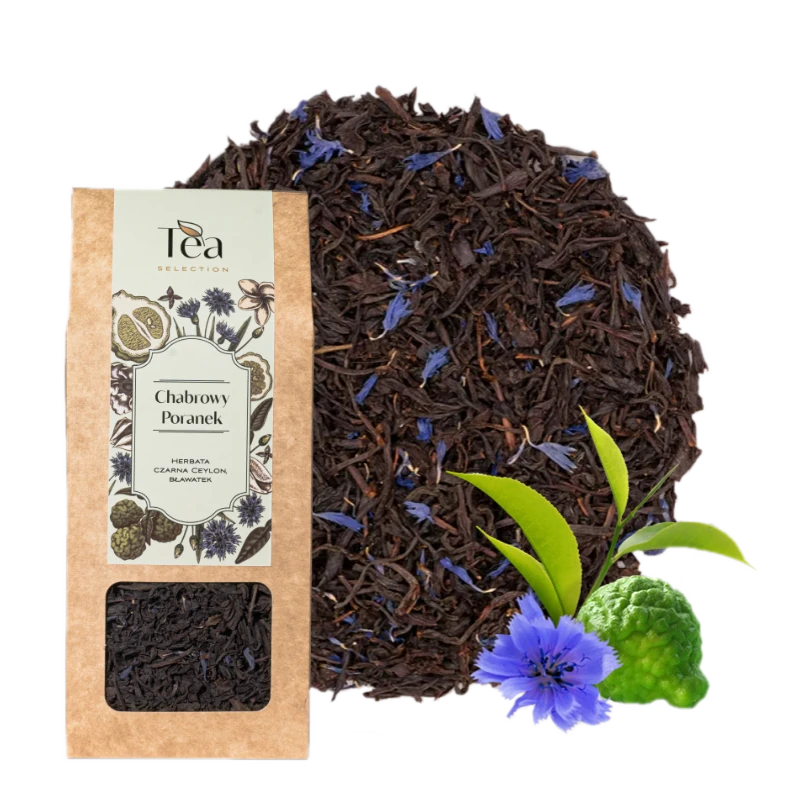 Opakowanie herbaty Chabrowy Poranek na białym tle, zawierającej mieszankę czarnej herbaty Ceylon i chabru, obok talerz z suszoną herbatą i niebieskimi płatkami chabra, świeże liście herbaty oraz owoc bergamotki