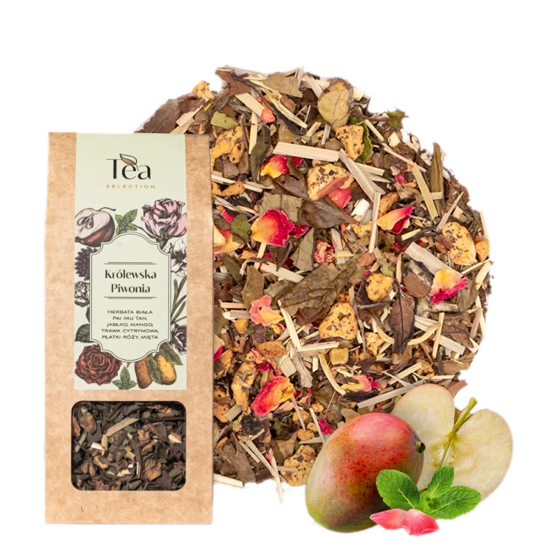 Opakowanie herbaty Królewska Piwonia z widocznymi składnikami, takimi jak płatki róży, trawa cytrynowa, kawałki jabłka i mango, na białym tle. Obok opakowania znajdują się świeże owoce mango i jabłka oraz płatki mięty.