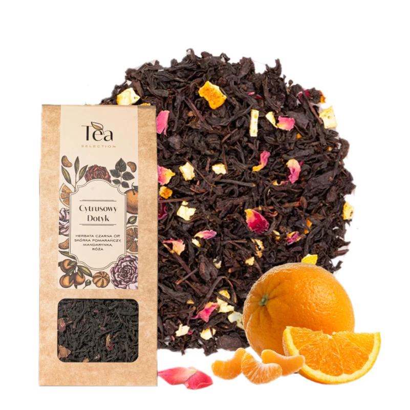 Herbata czarna Cytrusowy Dotyk w ekologicznym opakowaniu, z dodatkiem skórki pomarańczy, mandarynki i płatków róży na tle białej miski wypełnionej herbatą. Obok leżą kawałki pomarańczy i mandarynki.