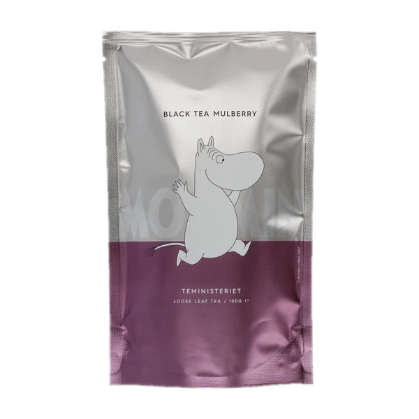 Opakowanie czarnej herbaty liściastej Moomin Black Tea Mulberry od Teministeriet o pojemności 100g. Torba w odcieniach srebra i fioletu z wizerunkiem radosnego Muminka, minimalistycznym designem i napisem 'Moomin'. Herbata o wyjątkowym smaku morwy, dedykowana miłośnikom świata Muminków.