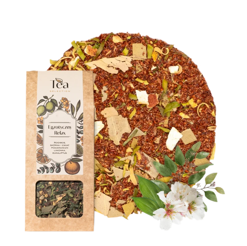 Herbata rooibos Egzotyczny Relax w ekologicznym opakowaniu, z dodatkiem skórki i kwiatu pomarańczy, limonki i eukaliptusa na tle białej miski wypełnionej herbatą. Obok leżą liście i kwiaty eukaliptusa.