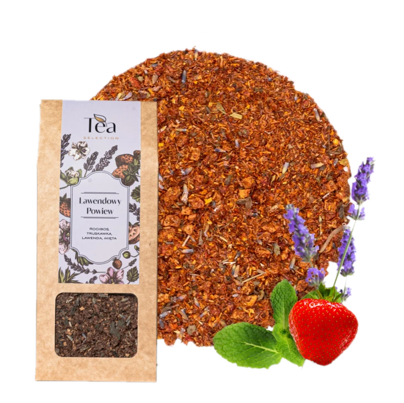 Herbata rooibos Lawendowy Powiew w ekologicznym opakowaniu, z dodatkiem truskawek, lawendy i mięty na tle białej miski wypełnionej herbatą. Obok leżą świeże truskawki, listki mięty i kwiaty lawendy.