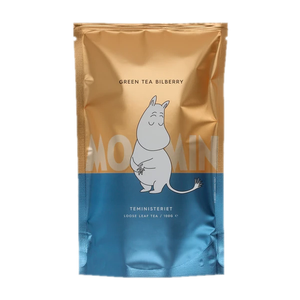 Opakowanie zielonej herbaty liściastej Moomin Green Tea Bilberry od Teministeriet o pojemności 100g. Torba w odcieniach złota i niebieskiego z wizerunkiem Muminka, minimalistycznym designem i napisem 'Moomin'. Herbata oferuje delikatne smaki jagody kamczackiej, tworząc wyjątkowe doświadczenie smakowe dla miłośników Muminków.