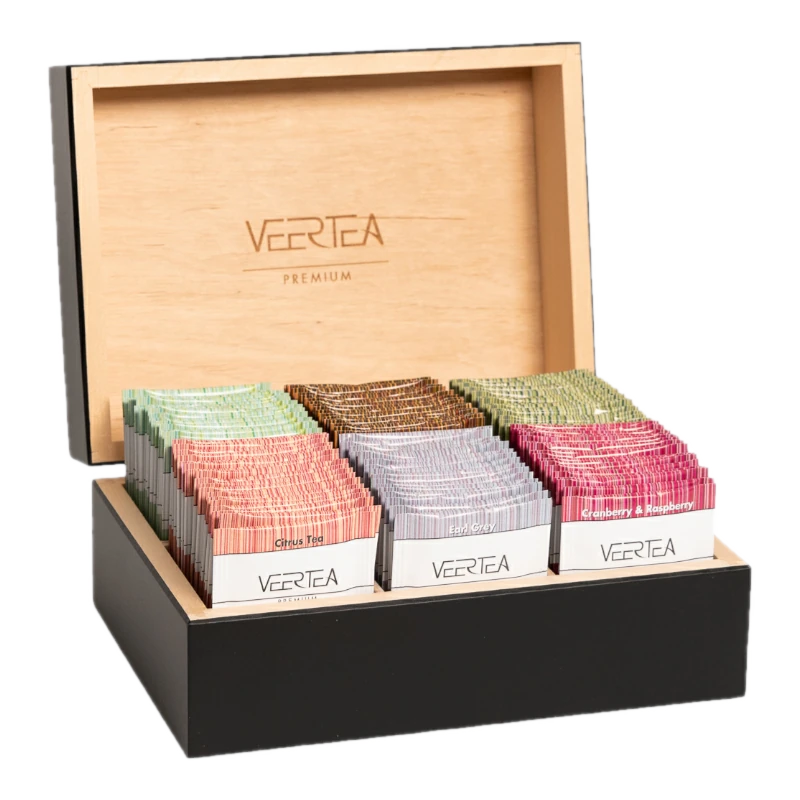 Skrzynka prezentowa VEERTEA Premium z drewna, wypełniona różnokolorowymi paczkami herbat, w tym smaki jak Citrus Tea, Earl Grey, oraz Cranberry & Raspberry, prezentowana na czarnym tle