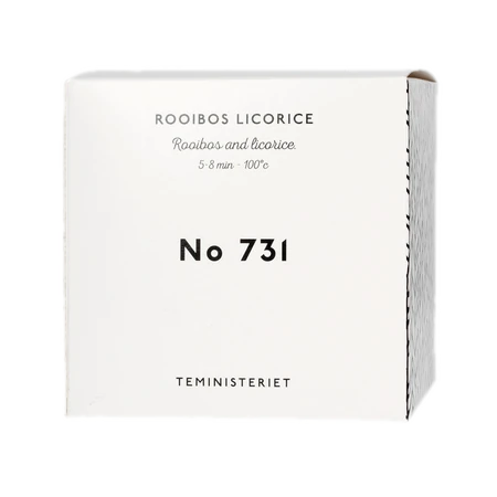 Opakowanie herbaty Teministeriet No 731 Rooibos Licorice, zawierającej rooibos z dodatkiem lukrecji. Herbata przeznaczona do zaparzania w temperaturze 100°C przez 5–8 minut. Eleganckie, minimalistyczne pudełko w kolorze białym, z czarnymi napisami, które idealnie pasuje do estetyki nowoczesnych herbat premium.